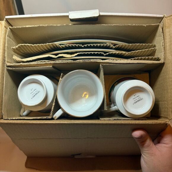 Vintage Tienshan Deck The Halls Christmas Holiday 16 PC Fine China Set of 4 1994 - Picture 4 of 7